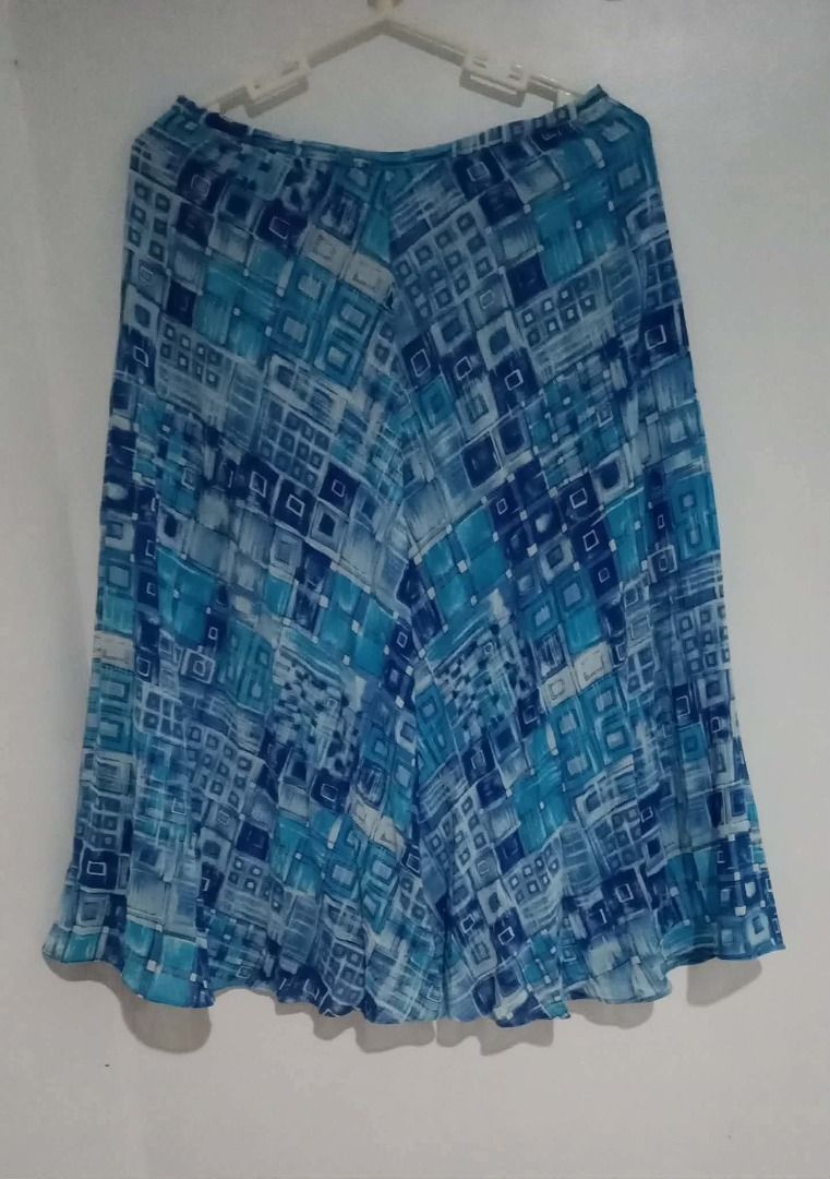 Blue Tile Midi Skirt (Category: Skirts) located in Calapan. Submitted by jyka12345 (Listing ID 1462473611, Image 1). Description: .