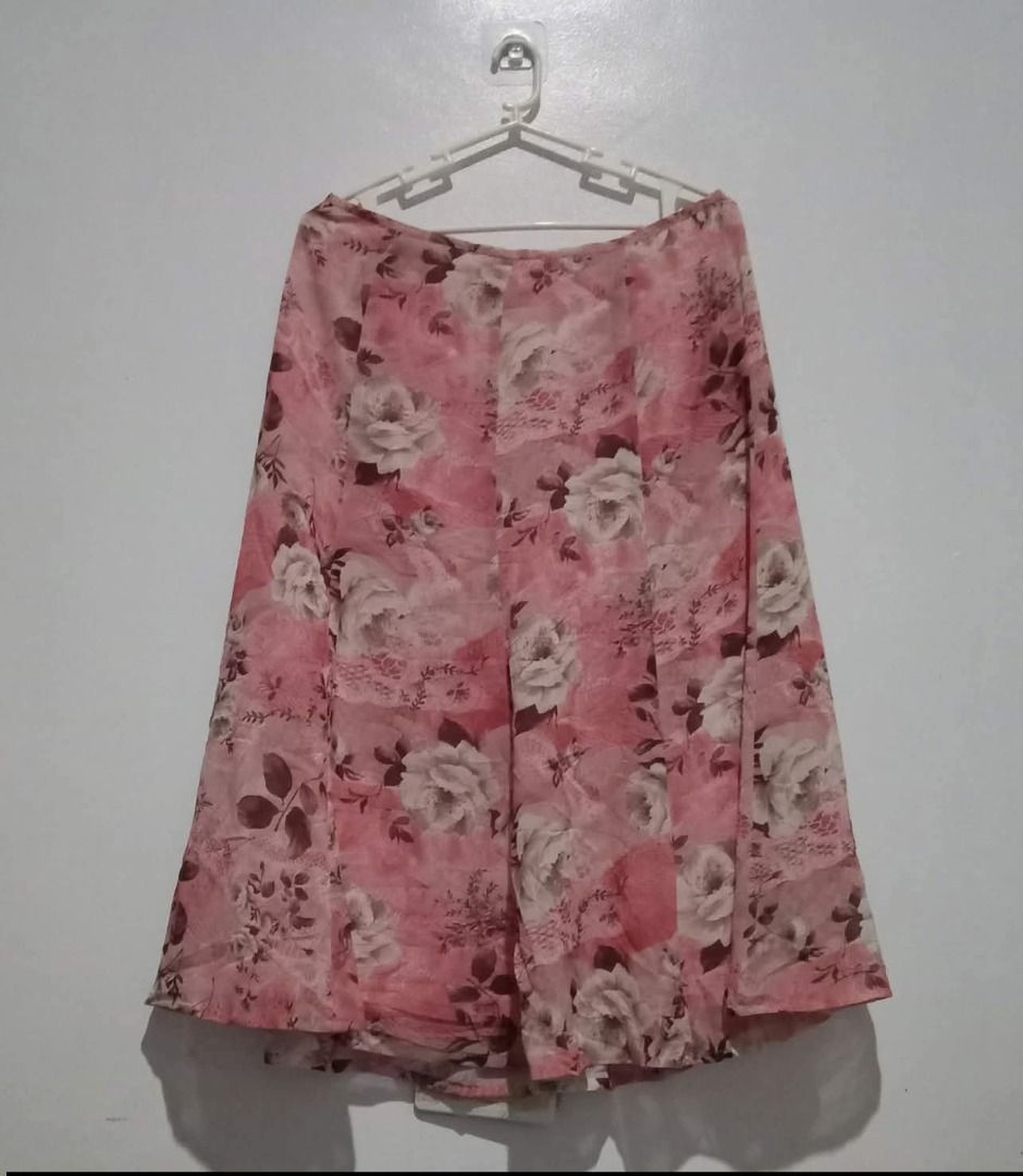 Floral Midi Skirt (Category: Skirts) located in Calapan. Submitted by jyka12345 (Listing ID 1462474800, Image 1). Description: .