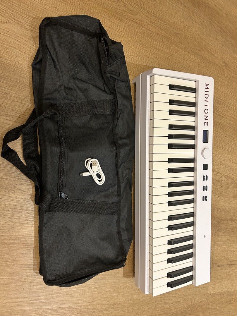 MIDITONE EC-100 Foldable MIDI Keyboard Controller （分類：樂器）位於 Hong Kong。 由 amandazen 提交（商品編號 1462461524，圖片 1）。簡介： Foldable MIDI keyboard. 88 keys. Has volume knob and pitch bend wheel. Connects via USB. Comes with a carrying bag. Great for music production on the go. Tested and work 【初學/練琴/攜帶首選】Miditone 摺疊數碼鋼琴 88鍵 配件包含： 1. Miditone 折疊琴主機 2. 原裝專用黑色便攜手提琴包 3. USB 充電/連接線 狀態說明： - 9成新，功能完全正常，開合順暢 - 輕巧便攜，可收納進琴包，適合初學者練習、隨身攜帶或外帶表演。