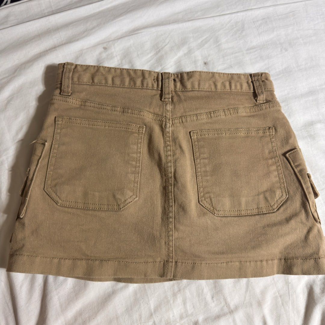 mini cargo skirt (Category: Skirts) located in Pasig City. Submitted by ce_16 (Listing ID 1462536067, Image 2). Description: size 25-27 .