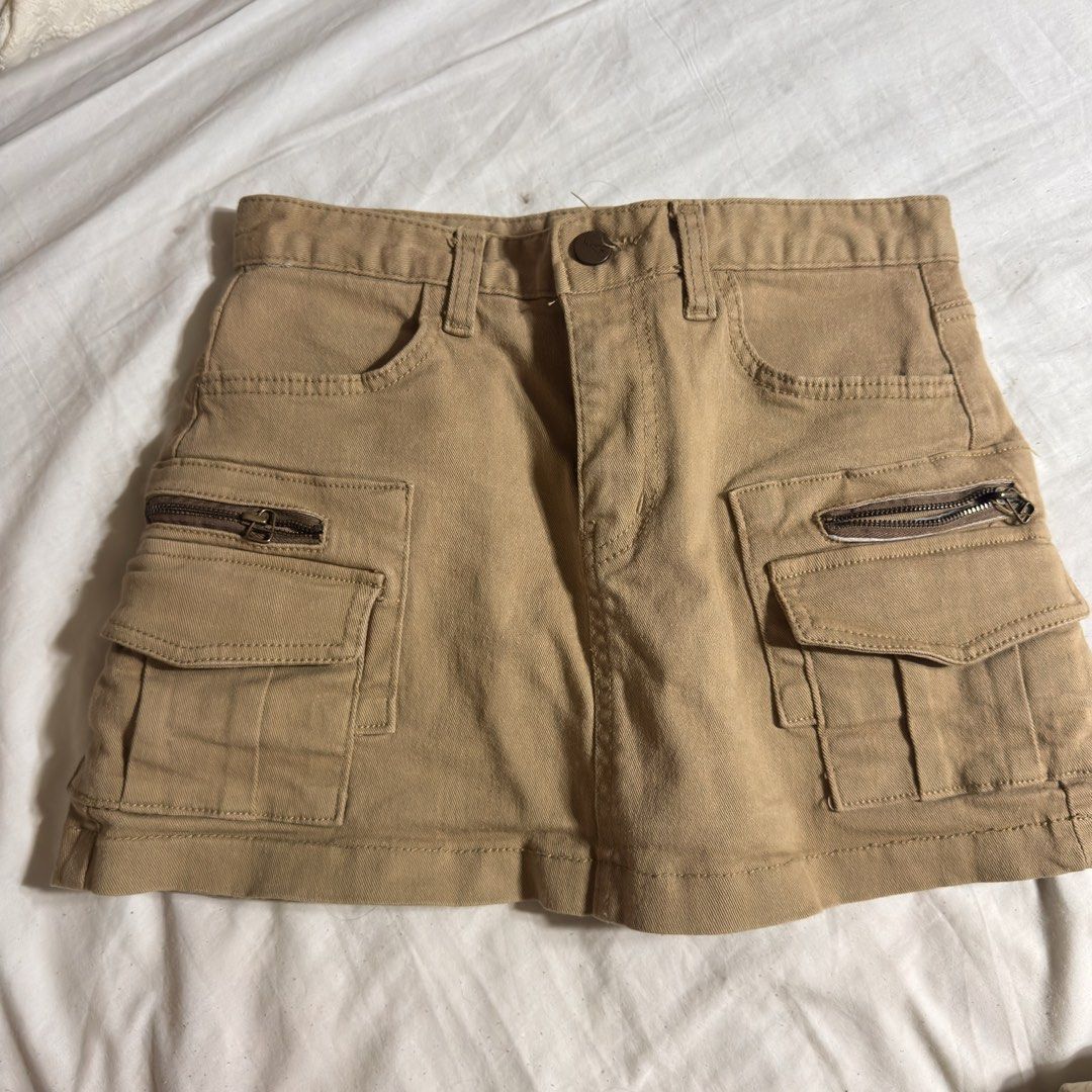 mini cargo skirt (Category: Skirts) located in Pasig City. Submitted by ce_16 (Listing ID 1462536067, Image 1). Description: size 25-27 .