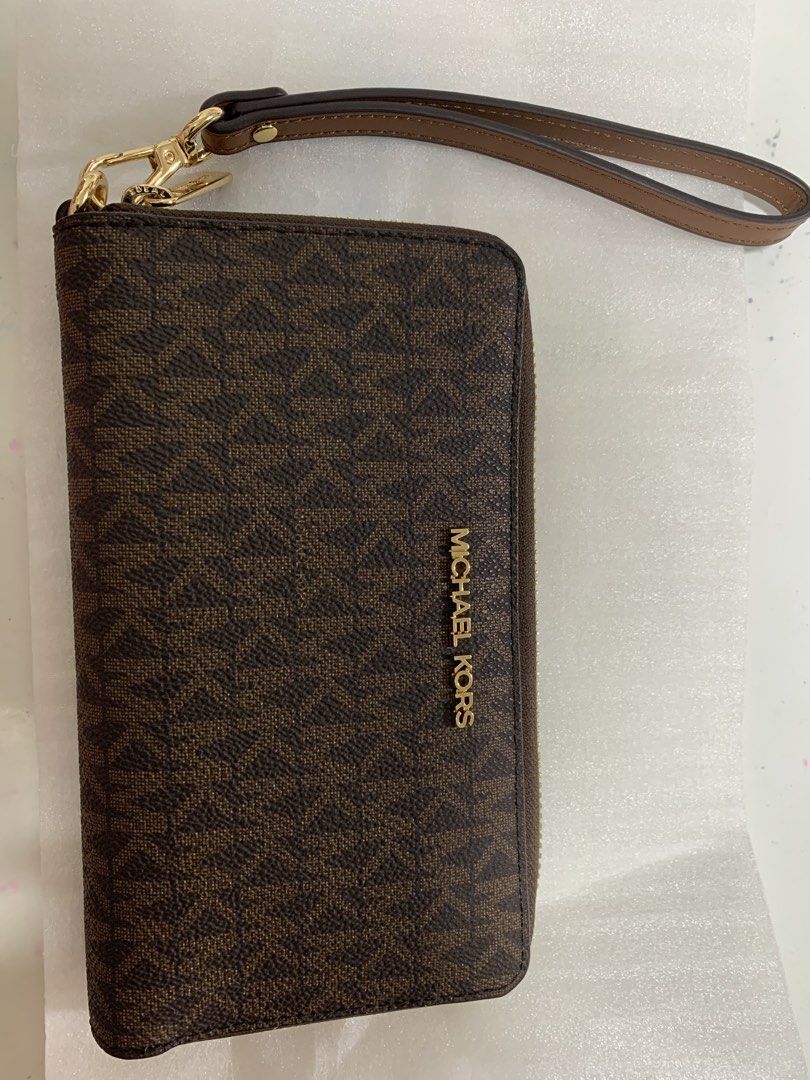 MK jet set wallet (Category: Luxury Bags & Wallets) located in Cainta. Submitted by lynenuez (Listing ID 1462461879, Image 1). Description: Selling my preloved wallet. I used this once. Reason for selling it is because most of my bags are small. .