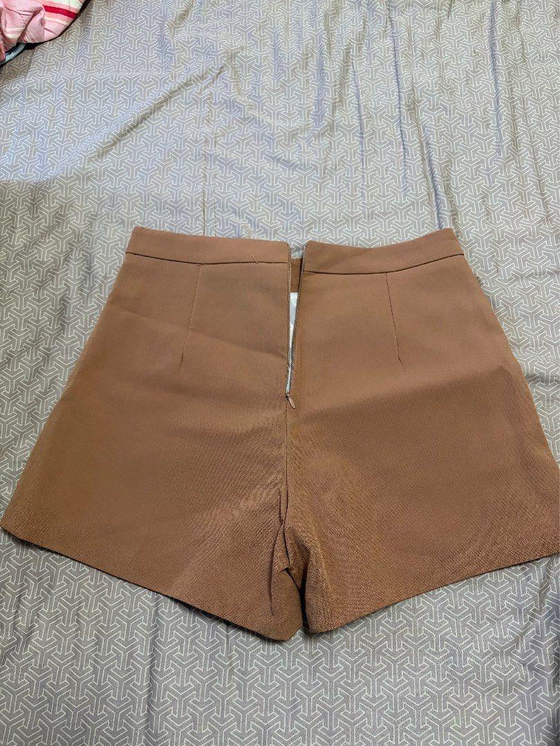 Model Citizen High Waisted Button Detail Shorts (Category: Shorts) located in Manila. Submitted by shopmeph (Listing ID 1462651583, Image 3). Description: - Modern Citizen high-waisted shorts - Neutral tan color - Decorative buttons on front pockets - Back zipper closure - Perfect for dressing up or down.