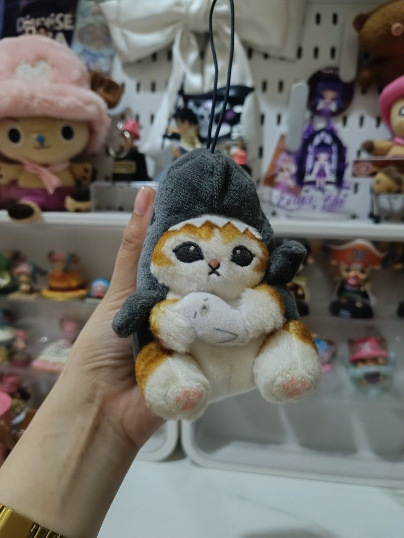 Mofusand Shark Cat Plush Charm (Category: Plushies & Soft Toys) located in Antipolo. Submitted by erckmendoz06458 (Listing ID 1462619577, Image 1). Description: - Adorable Mofusand plush charm - Features a cat dressed as a shark - Holding a cute little fish in its paws - Includes a convenient hanging loop - Ideal for attaching to bags, backpacks, or keys - Comes with the original Mofusand tag.
