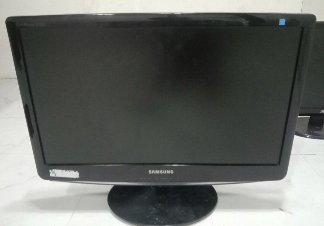 Monitor (Category: Monitor Screens) located in Manila. Submitted by rmlgaming04 (Listing ID 1462666508, Image 2). Description: "Selling Office Pull out Monitor" 22inch Samsung/Lucoms/Lenovo/viewpoint 1300 each only 23inch Acer/Samsung Monitor 1500 each only 24inch Acer Monitor 1700 each only 22inch Dell HP AOC 1500 each 19 inch Dell monitor 1000 each 23inch Dell and Samsung with adaptor1800 each 24inch Dell identical rotate Monitor 2,200 each 22i