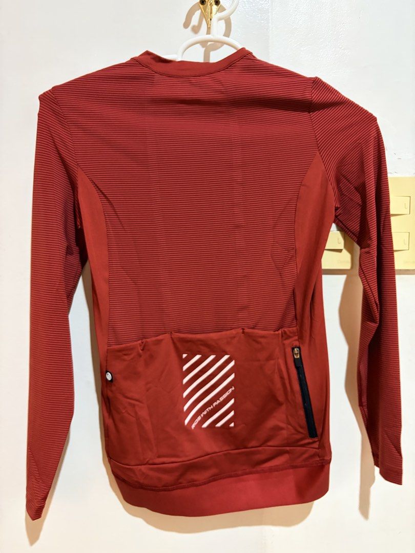Monton cycling Jersey Small-med (Category: Other Sports Equipment and Supplies) located in Santiago. Submitted by jmss1234 (Listing ID 1460906180, Image 2). Description: -used twice - Long sleeve cycling jersey in a stylish rust color. - Features a bold "Ride With Passion" graphic on the front. - Full zip closure for easy ventilation. - Three convenient back pockets for storage. - Reflective stripes on the back enhance visibility. - Textured mate