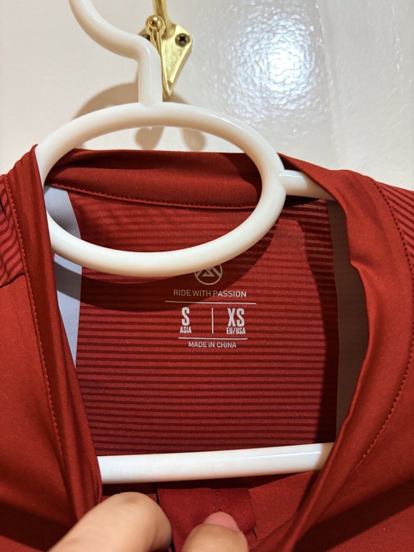 Monton cycling Jersey Small-med (Category: Other Sports Equipment and Supplies) located in Santiago. Submitted by jmss1234 (Listing ID 1460906180, Image 3). Description: -used twice - Long sleeve cycling jersey in a stylish rust color. - Features a bold "Ride With Passion" graphic on the front. - Full zip closure for easy ventilation. - Three convenient back pockets for storage. - Reflective stripes on the back enhance visibility. - Textured mate