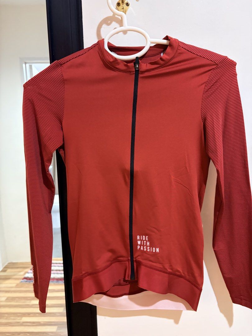 Monton cycling Jersey Small-med (Category: Other Sports Equipment and Supplies) located in Santiago. Submitted by jmss1234 (Listing ID 1460906180, Image 1). Description: -used twice - Long sleeve cycling jersey in a stylish rust color. - Features a bold "Ride With Passion" graphic on the front. - Full zip closure for easy ventilation. - Three convenient back pockets for storage. - Reflective stripes on the back enhance visibility. - Textured mate