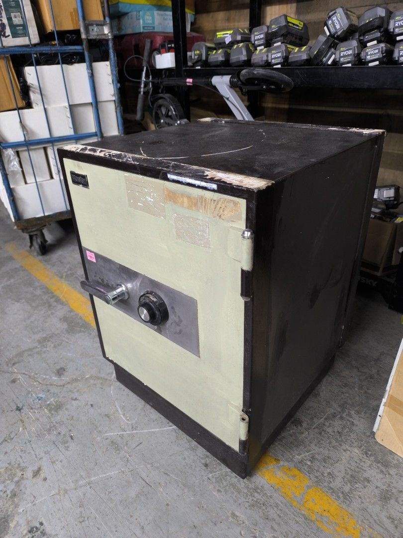 Mosler Safety Vault (Category: Safe) located in Dasmarinas. Submitted by bossgabo (Listing ID 1462517538, Image 3). Description: - Heavy duty safe from Mosler - Features combination dial and handle - Still a solid and secure piece for valuables - Ideal for home or office use.