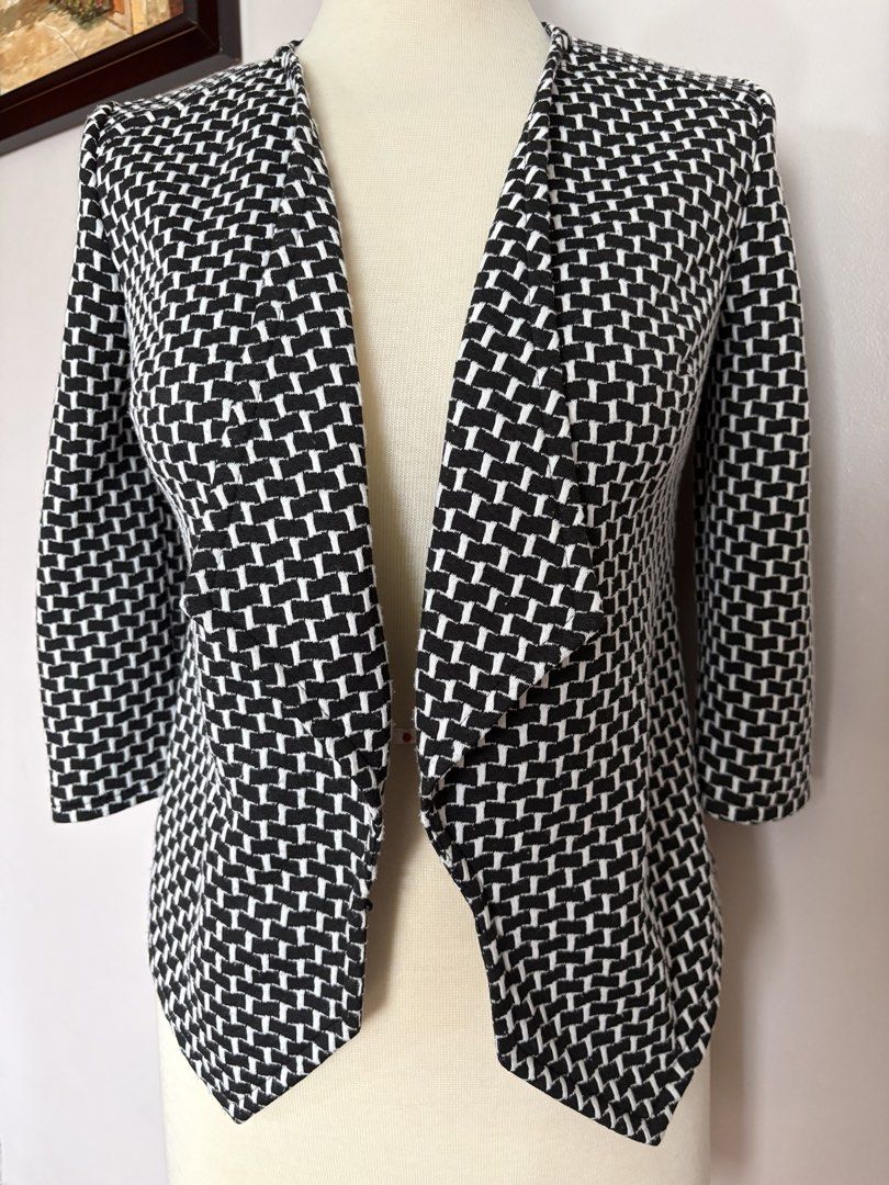 M&S Black and White Geometric Pattern Blazer (Category: Coats, Jackets and Outerwear) located in Cavite. Submitted by momskiette (Listing ID 1462457927, Image 1). Description: - Stylish black and white geometric pattern blazer - Open front design - 3/4 sleeves - Versatile for layering over tops or dresses - Adds flair to any outfit - Comfortable fabric - Suitable for casual or semi-formal occasions.
