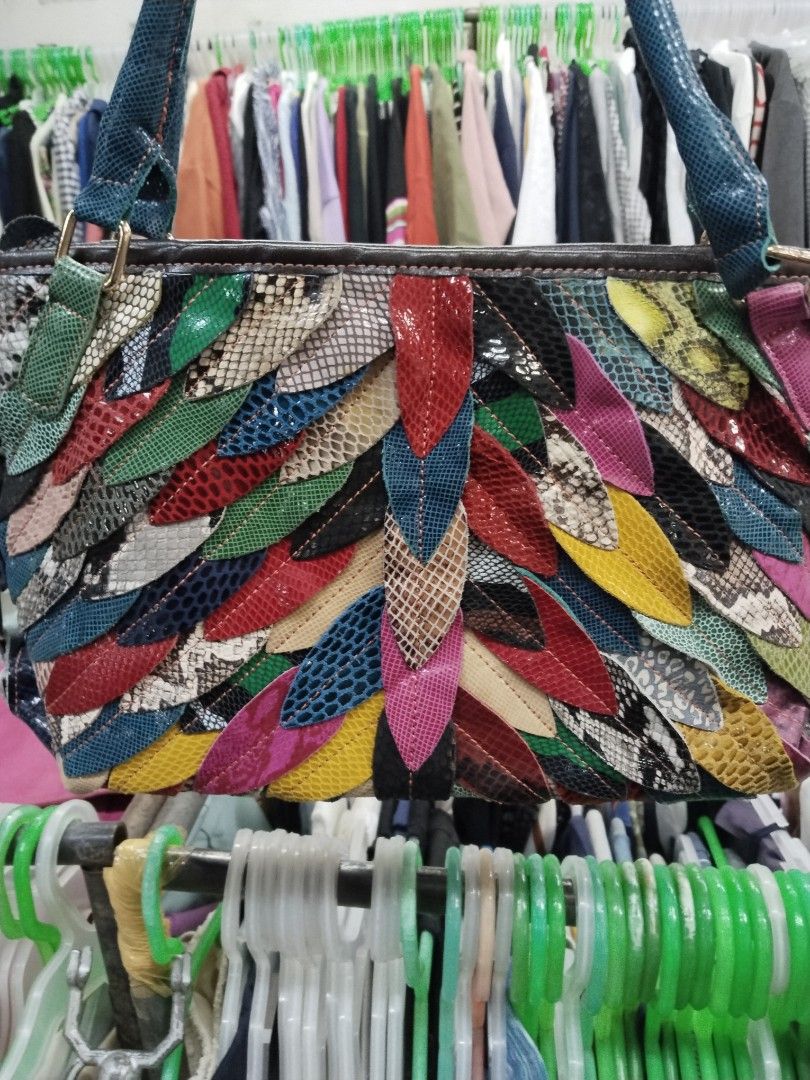 Multicolored Leaf Patchwork Bag (Category: Shoulder Bags) located in Pateros City. Submitted by blashjunks.y2k (Listing ID 1462660915, Image 3). Description: MULTI COLORED LEAF PATCHWORK BAG 9/10 CONDITION 850PHP MSG US.
