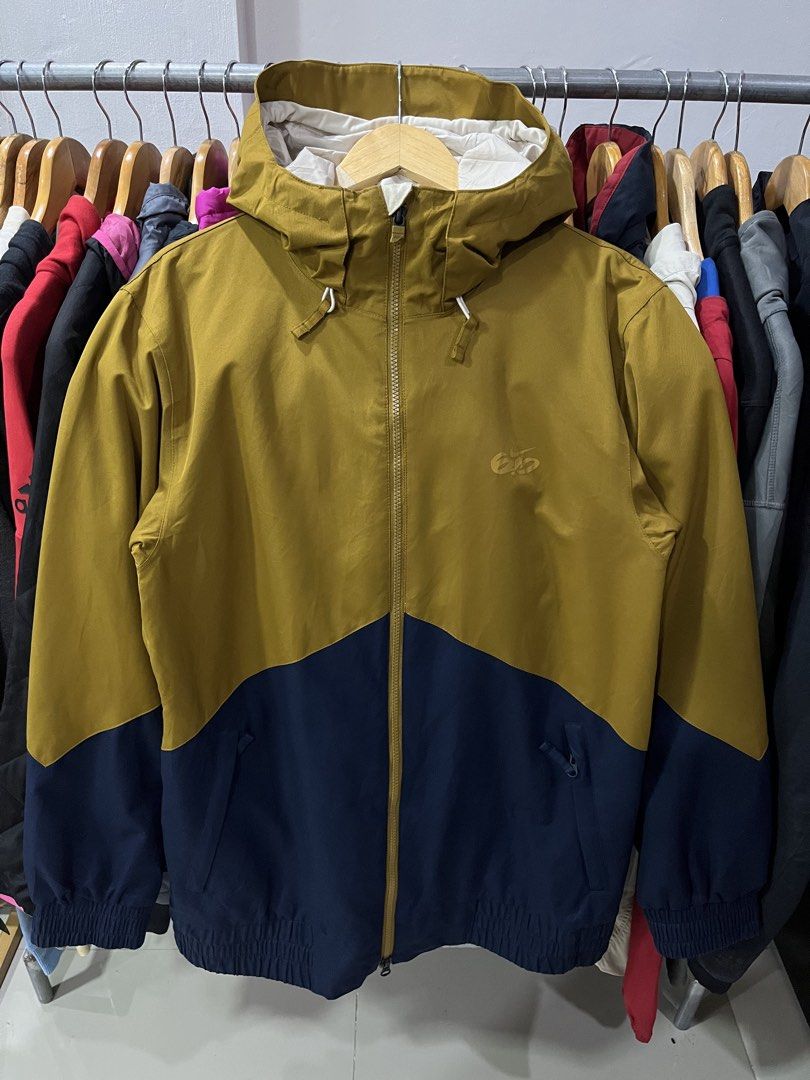 N I K E 6.0 Mens Ski/Snowboard Jacket (Category: Coats, Jackets and Outerwear) located in Baliuag. Submitted by TOCThrift (Listing ID 1462526054, Image 1). Description: N I K E 6.0 Mens Ski/Snowboard Jacket Size S on tag 21.5 width x Length S-M mens fit Pang snowboarding nyo oh Waterproof Good as new *puller half lang 1180 + SF Baliwag, Bulacan.