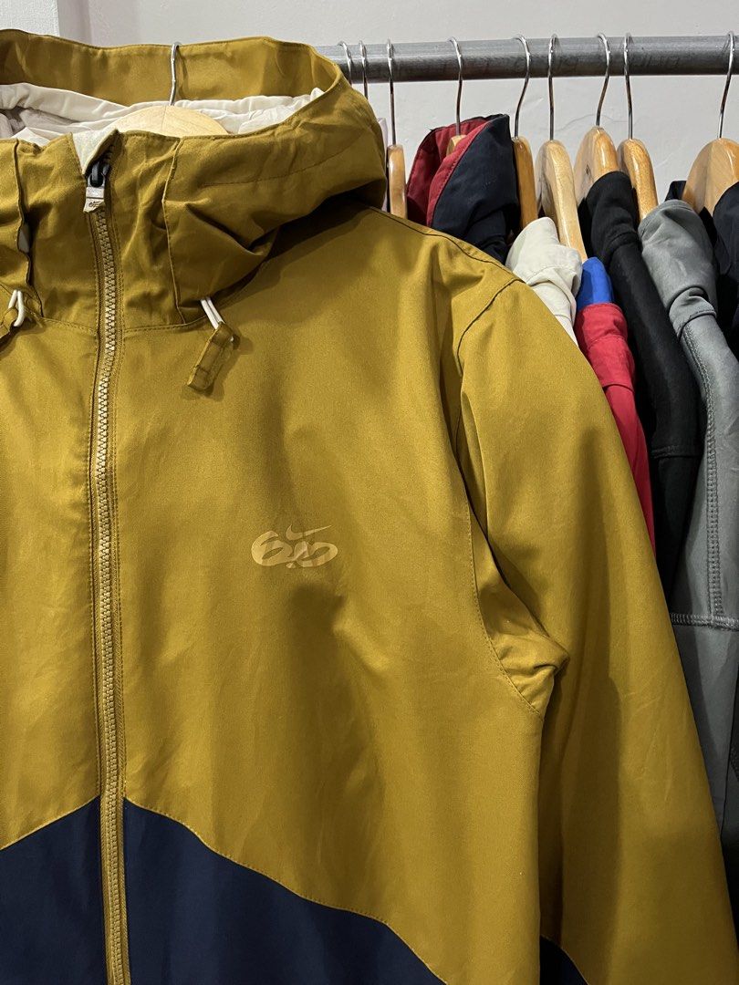 N I K E 6.0 Mens Ski/Snowboard Jacket (Category: Coats, Jackets and Outerwear) located in Baliuag. Submitted by TOCThrift (Listing ID 1462526054, Image 3). Description: N I K E 6.0 Mens Ski/Snowboard Jacket Size S on tag 21.5 width x Length S-M mens fit Pang snowboarding nyo oh Waterproof Good as new *puller half lang 1180 + SF Baliwag, Bulacan.