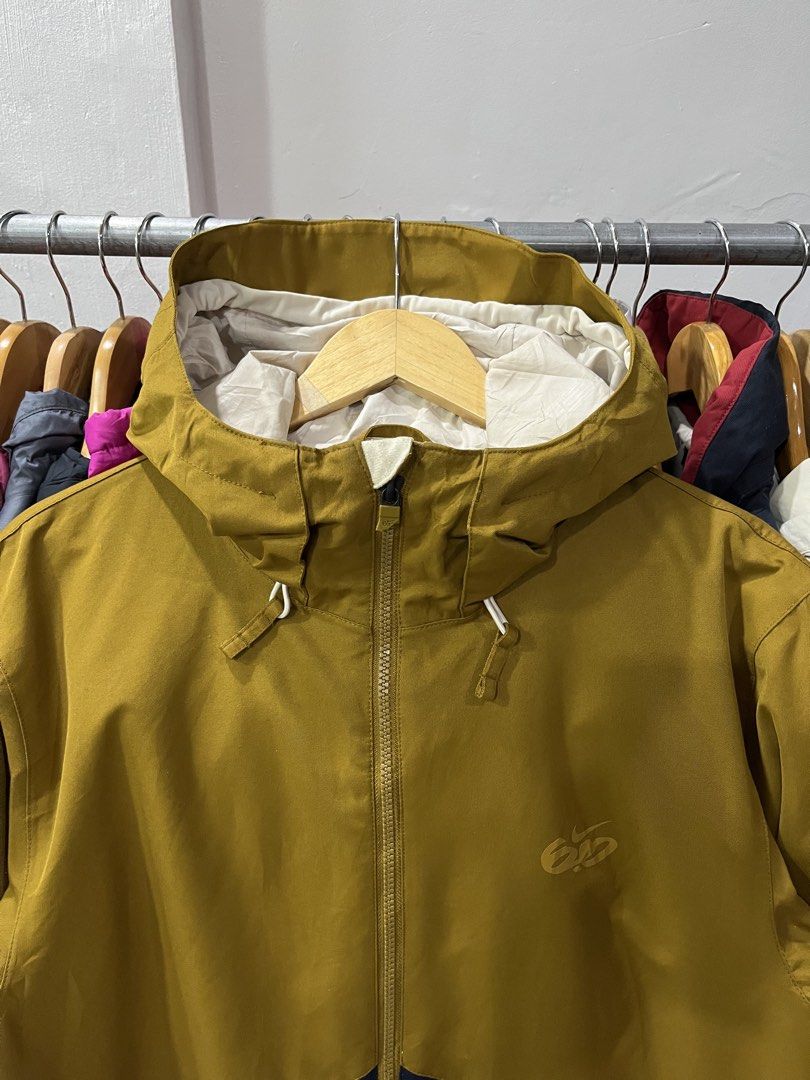 N I K E 6.0 Mens Ski/Snowboard Jacket (Category: Coats, Jackets and Outerwear) located in Baliuag. Submitted by TOCThrift (Listing ID 1462526054, Image 2). Description: N I K E 6.0 Mens Ski/Snowboard Jacket Size S on tag 21.5 width x Length S-M mens fit Pang snowboarding nyo oh Waterproof Good as new *puller half lang 1180 + SF Baliwag, Bulacan.