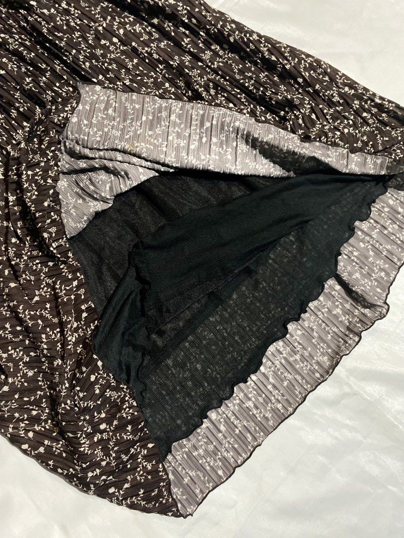Natural Basic Choco Brown Floral Pleated Maxi Skirt (Category: Skirts) located in Paranaque City. Submitted by kuweefindsmnl (Listing ID 1462605783, Image 2). Description: - Choco brown maxi skirt - Delicate floral print - Comfortable elastic waistband - Pleated and flowy silhouette - Inner lining included - Versatile for casual outings or dressing up.