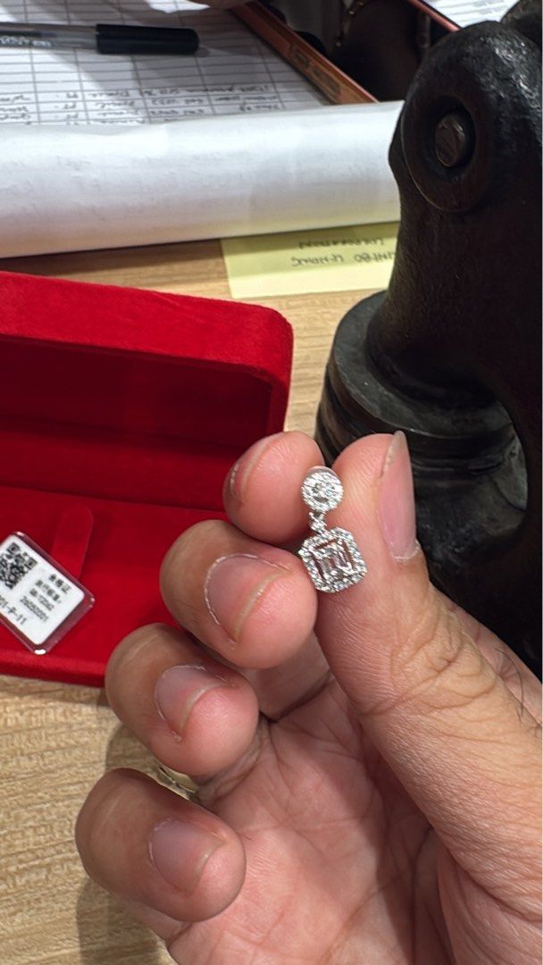 Natural diamond earrings (Category: Earrings) located in Manila. Submitted by jjjohnm (Listing ID 1462542864, Image 2). Description: Rfs: not being used.