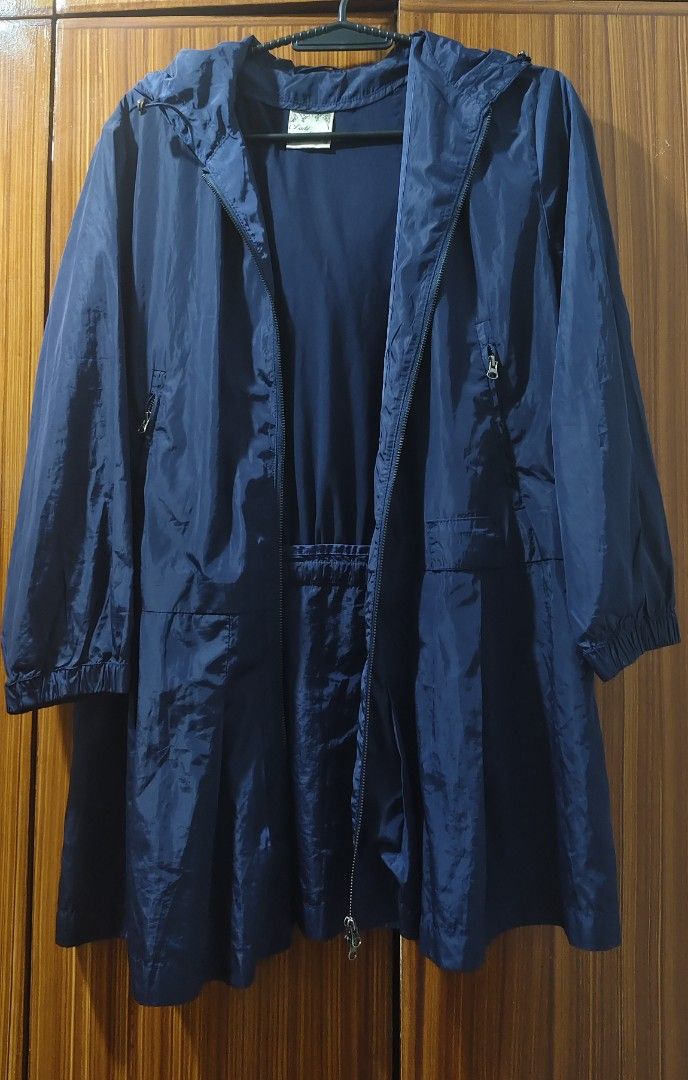 Navy Blue Hooded Waterproof Jacket/Parka (Category: Coats, Jackets and Outerwear) located in Cabuyao City. Submitted by arabellasthrifthaven (Listing ID 1462550479, Image 1). Description: - Navy blue hooded waterproof jacket - Full zip front closure - Convenient pockets - With back vent kaya di super pagpapawisan kapag suot.