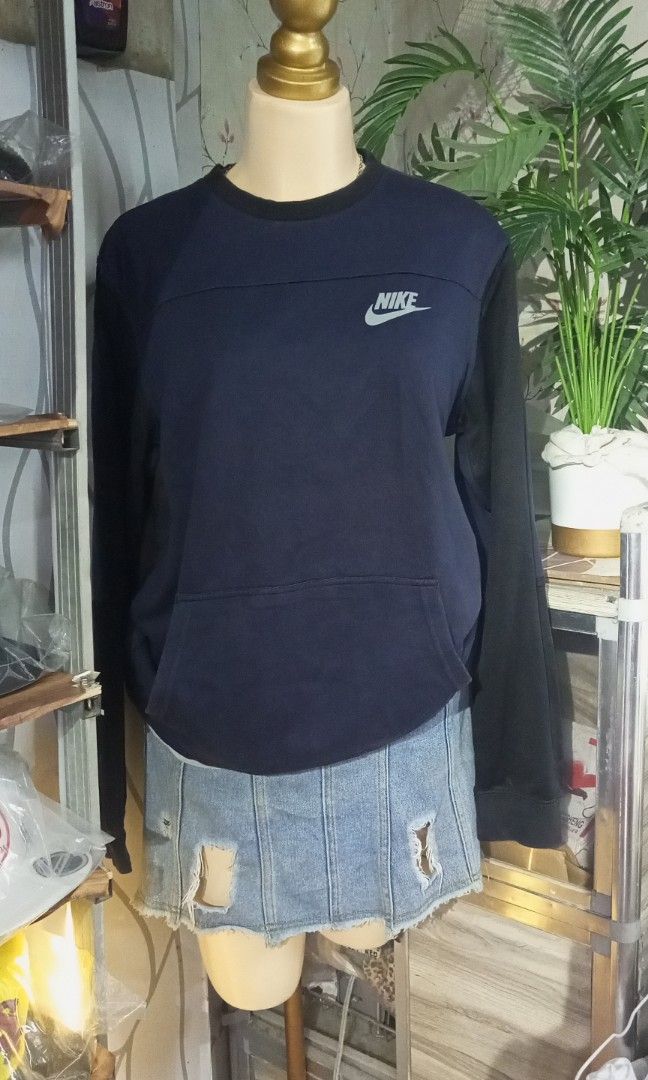 navy blue Nike crewneck sweatshirt (Category: Coats, Jackets and Outerwear) located in Calamba. Submitted by ironjayy050812 (Listing ID 1462561796, Image 1). Description: navy blue Nike crewneck sweatshirt featuring contrasting black sleeves and a front kangaroo pocket. dimes 21width 23length.