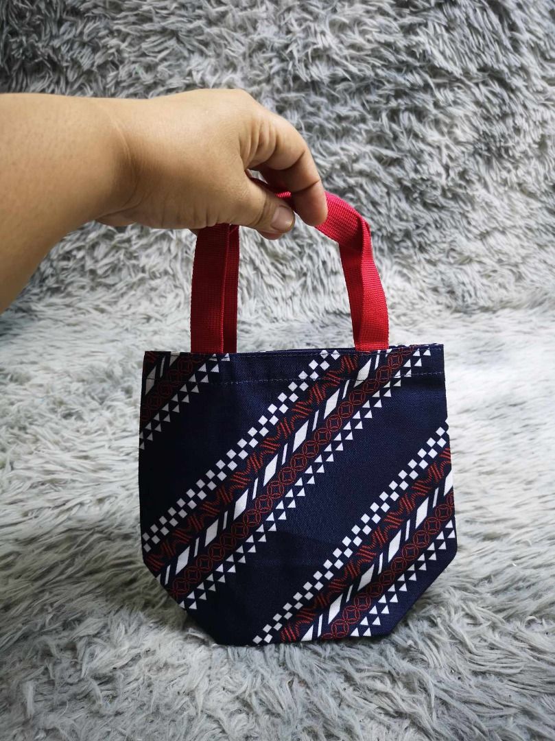 Navy Blue Printed With Red Strap Handle Hand Bag (Category: Tote Bags) located in Santa Cruz. Submitted by jmy_surplus.2 (Listing ID 1462673575, Image 2). Description: Size ; L - 8 W - 8.6 Color ; Navy Blue Type ; Hand bag Brand ; No brand Material ; Nylon Style ; Navy Blue Mini Hand bag LR 129 JMY 1 Batch #221.
