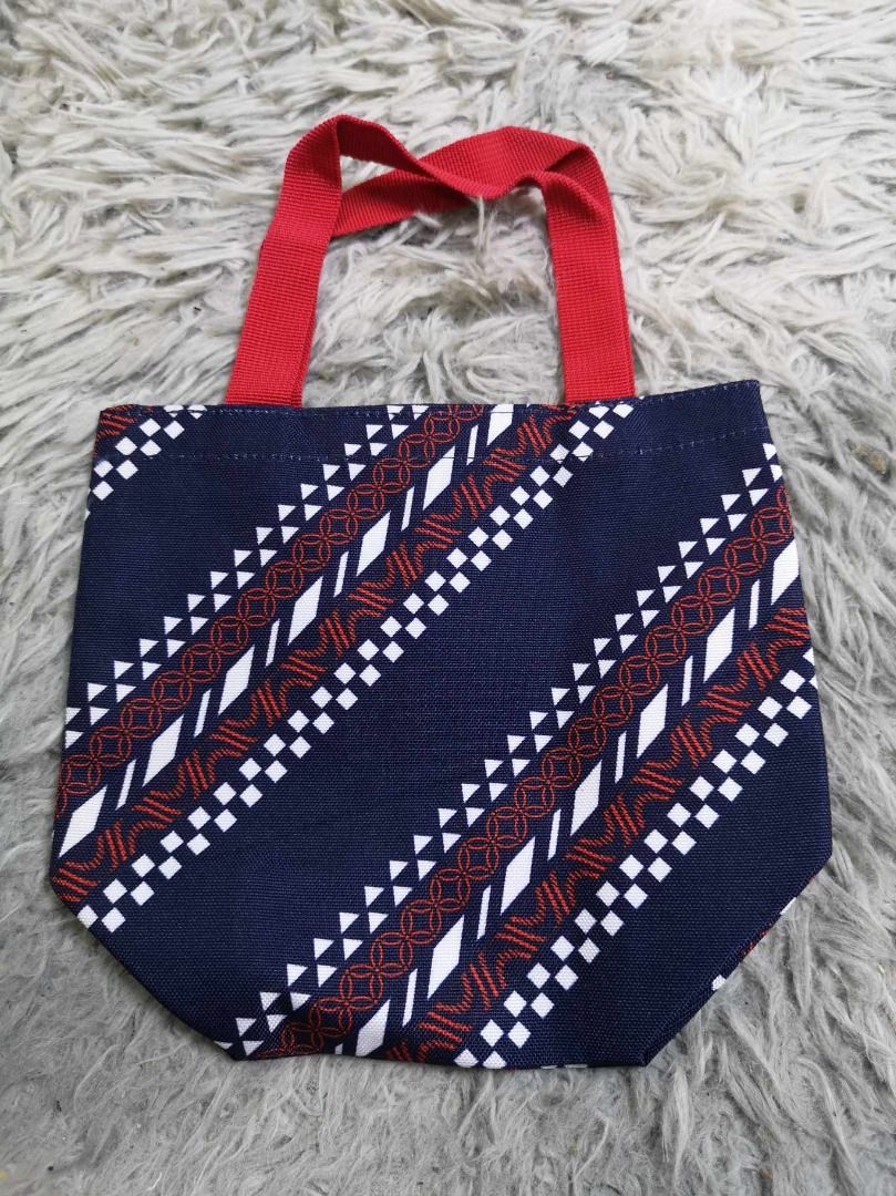 Navy Blue Printed With Red Strap Handle Hand Bag (Category: Tote Bags) located in Santa Cruz. Submitted by jmy_surplus.2 (Listing ID 1462673575, Image 1). Description: Size ; L - 8 W - 8.6 Color ; Navy Blue Type ; Hand bag Brand ; No brand Material ; Nylon Style ; Navy Blue Mini Hand bag LR 129 JMY 1 Batch #221.