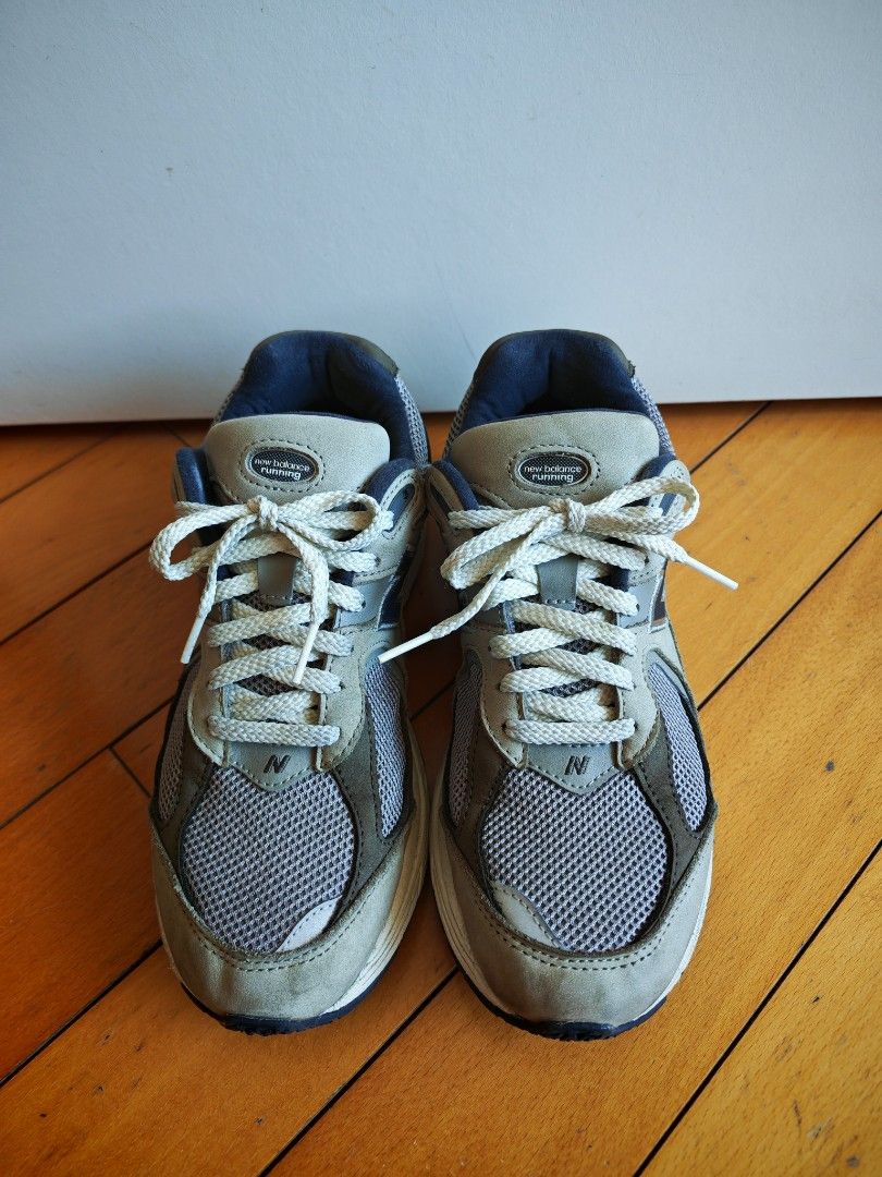 New Balance 2002R 男裝跑步鞋 （分類：波鞋）位於 Hong Kong。 由 y6249 提交（商品編號 1462514283，圖片 1）。簡介： SF到付 New Balance 2002R 跑步鞋，灰色款。著感舒服，適合行街或者做運動。鞋底有 N-ergy 緩震技術。呢對鞋係香港買嘅，有單據。。