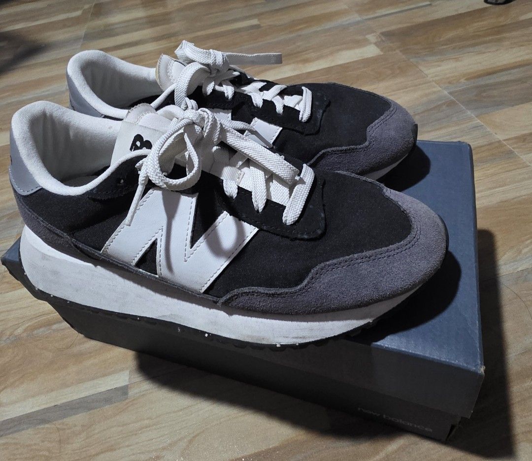 New Balance 237 (Category: Sneakers) located in Las Pinas. Submitted by beiyaaah99 (Listing ID 1462593194, Image 1). Description: - Brand: New Balance - Model: 237 - Colorway: Classic Black, Grey, and White - Materials: Suede and Mesh Upper - Features: Comfortable and stylish for everyday wear - Condition: Comes with original box - Style: Great for casual outfits - With box.