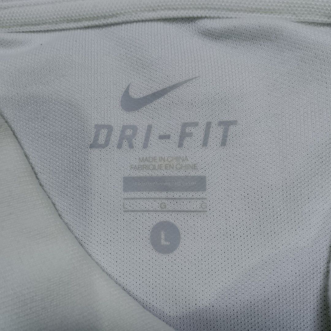 Nike (Category: Tshirts & Polo Shirts ) located in Taguig. Submitted by 8kthrifter (Listing ID 1462619529, Image 3). Description: Size: Large Width: 21 Length: 28 Color Rate: 10/10 No issue Excellent to Asnew Condition.