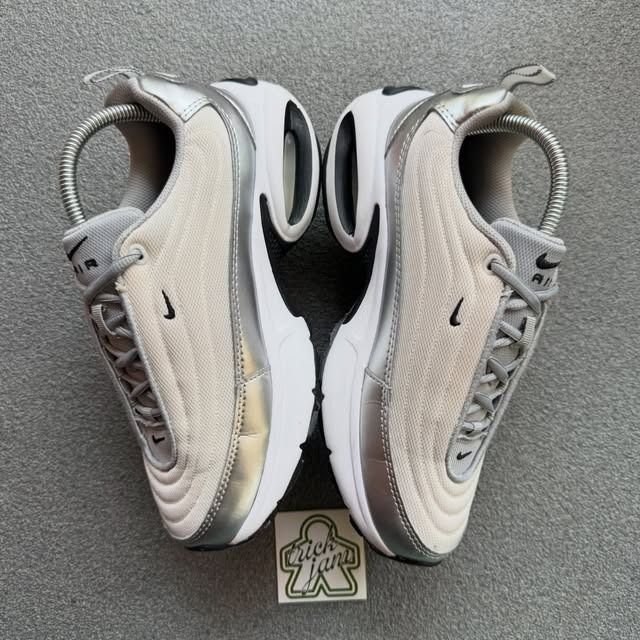 NIKE AIR MAX PORTAL SE METALLIC SILVER PHANTOM (Category: Sneakers) located in Cagayan de Oro. Submitted by huntbytrickjam.v2 (Listing ID 1462564967, Image 3). Description: N-KE AIR MAX PORTAL SE METALLIC SILVER PHANTOM US 7.5 WMNS / EURO 38.5 / CM 24.5 EXCELLENT Pair Only Sign of Usage M - 1599.