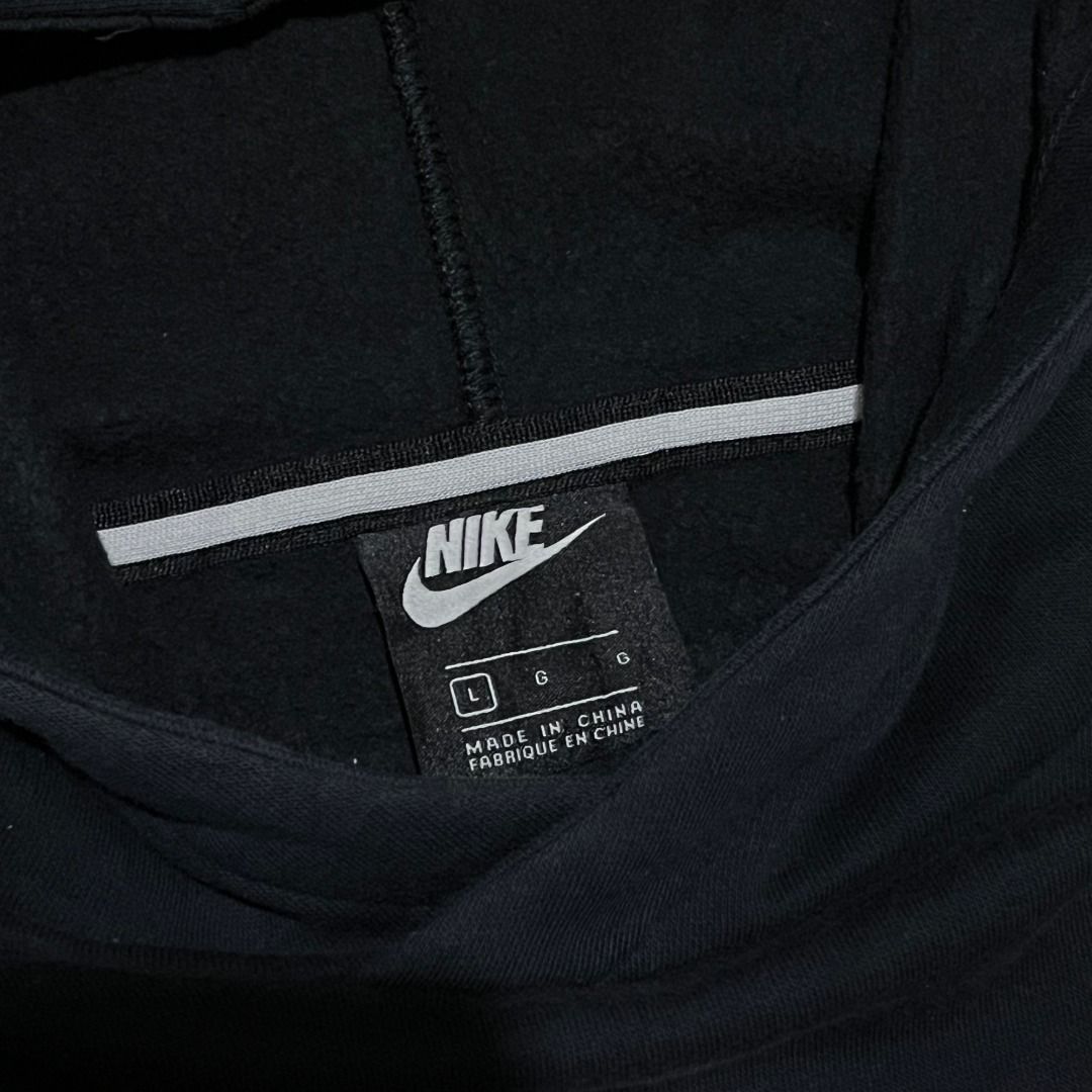 NIKE AIR PULLOVER HOODIE (Category: Hoodies) located in Quezon. Submitted by ejay.thrift.clothes (Listing ID 1462593321, Image 3). Description: NIKE LARGE 18 X 23 NO ISSUE COLOR RATE: 8/10 GOODCONDITION # 533.