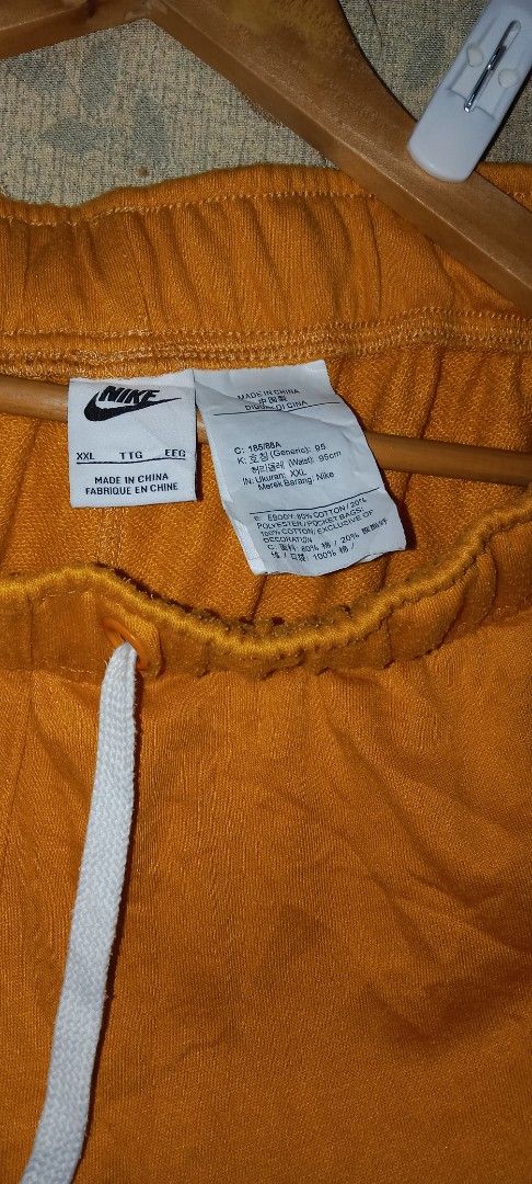 Nike alumni cotton shorts (Category: Coats, Jackets and Outerwear) located in Manila. Submitted by ramelv3835712 (Listing ID 1462509129, Image 3). Description: minimal issue small crack print's .