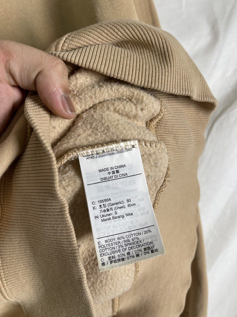 Nike Beige Crewneck Sweatshirt Size S (Category: Coats, Jackets and Outerwear) located in Manila. Submitted by noahcastilljos363 (Listing ID 1462501239, Image 3). Description: - Classic Nike crewneck sweatshirt - Versatile beige color - Iconic embroidered Nike swoosh logo on chest - Comfortable cotton blend fabric - Ideal for casual outfits - Pairs well with jeans or joggers - Wardrobe essential.