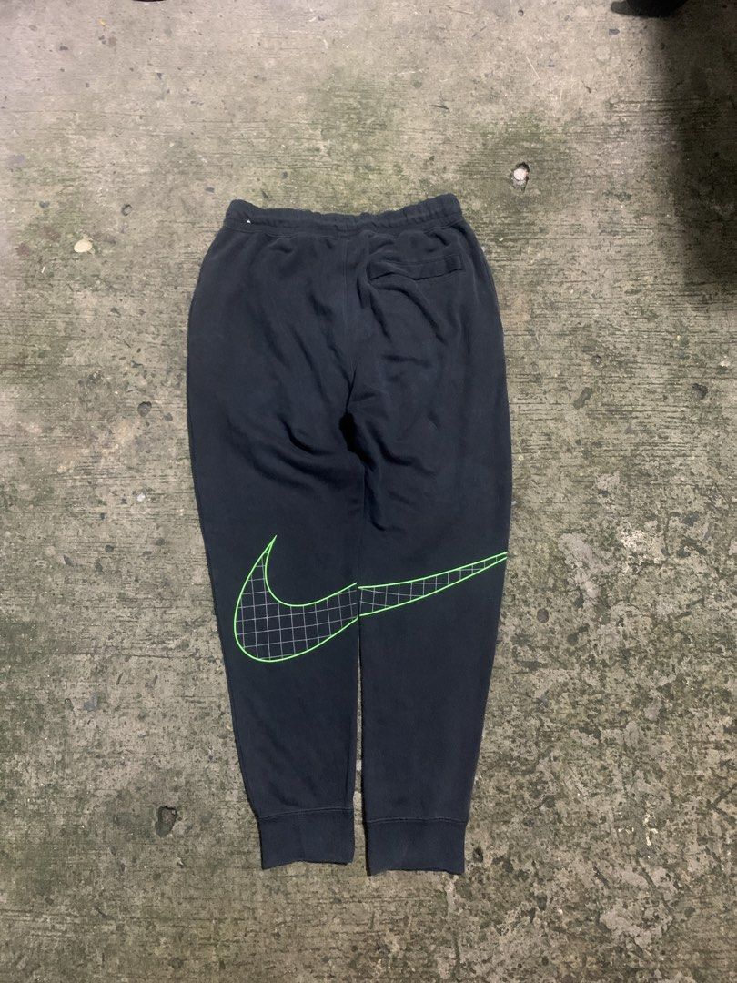 Nike big swoosh (Category: Joggers) located in Agdangan. Submitted by daily_picks.276 (Listing ID 1462457653, Image 2). Description: Large on tag No issue need wash only (fresh from bale ) .