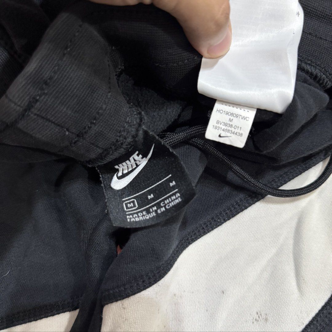 NIKE BIG SWOOSH JOGGER PANTS (Category: Joggers) located in Pasig City. Submitted by buzzthrifty (Listing ID 1462616346, Image 2). Description: SIZE 28-34WAIST 37" LENGTH EXCELLENT CONDITION NEEDS WASH LAST PIC .