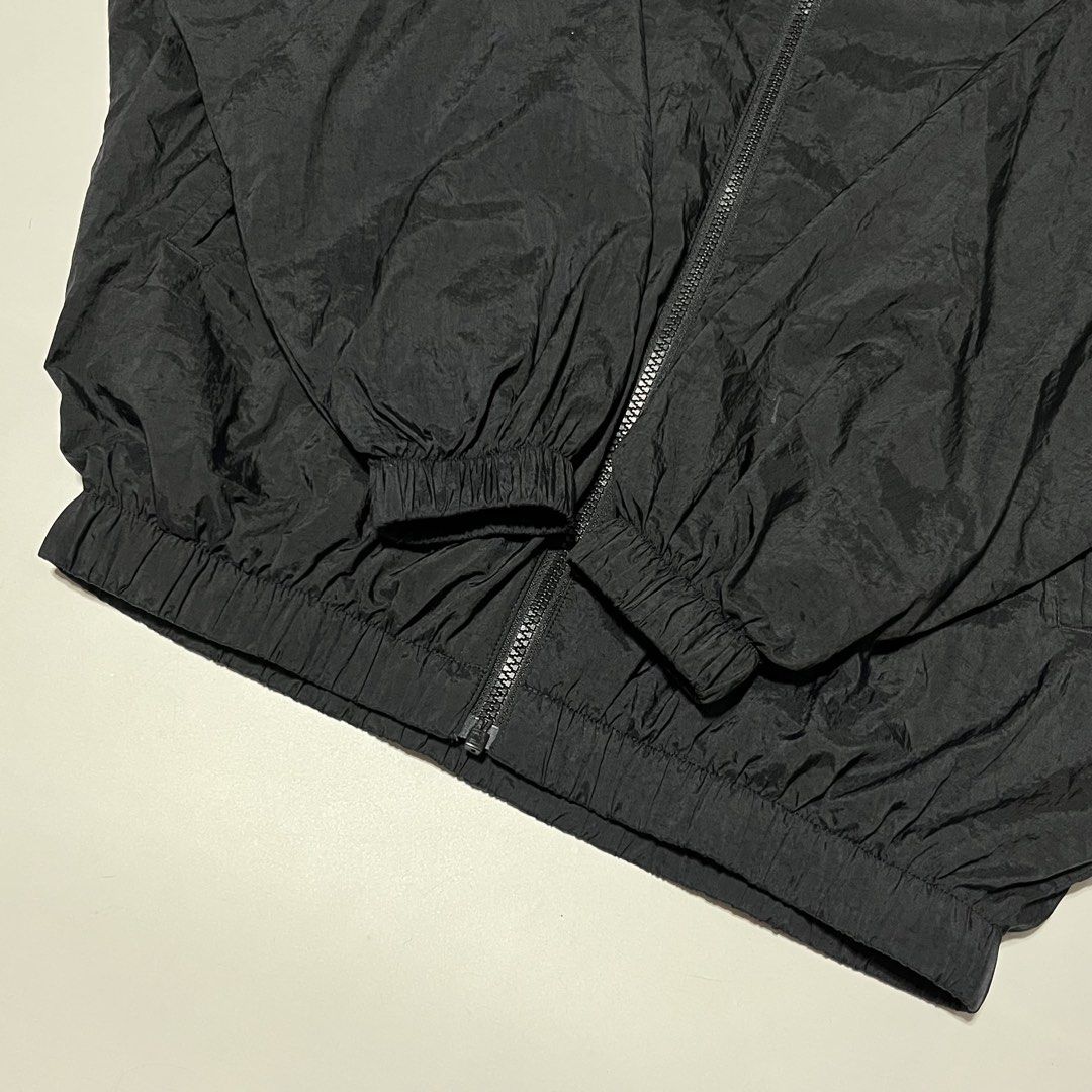 Nike Big Swoosh Windrunner/Windbreaker Jacket (Category: Coats, Jackets and Outerwear) located in Bacoor. Submitted by ItsShoeGood (Listing ID 1462560818, Image 3). Description: Size XS on tag, Can fit upto LARGE 25 Width 26 Length Pristine Condition NO FLAWS.
