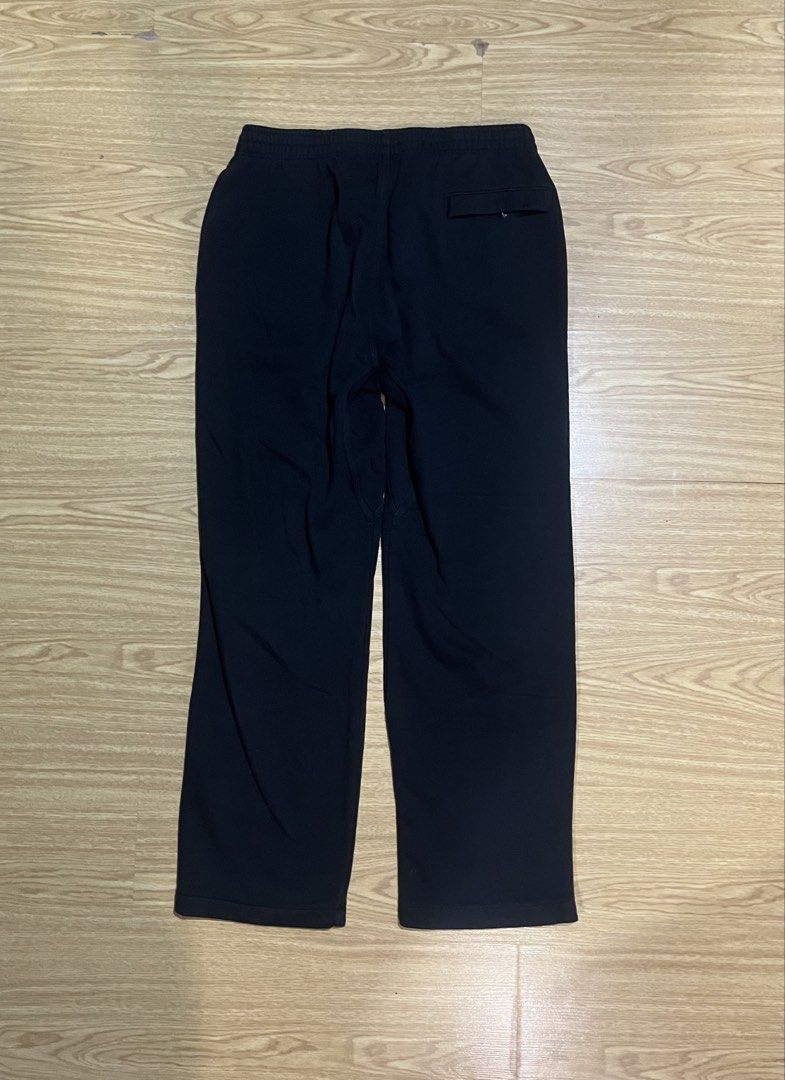 Nike Black Sweatpants (Category: Joggers) located in Quezon City. Submitted by reecepalafox (Listing ID 1462565226, Image 2). Description: - Classic black Nike sweatpants - Iconic Nike swoosh logo on left leg - Elastic waistband with drawstring for adjustable comfort - Two side pockets and one back pocket - Versatile for lounging or workouts - XL on tag.