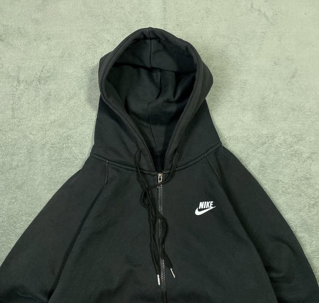 nike black zip up hoodie (Category: Hoodies) located in Cavite. Submitted by nior1305 (Listing ID 1462621633, Image 2). Description: nike black zip up hoodie length: 26 width: 22.5 no issue condition: 10/10 mine: 500.
