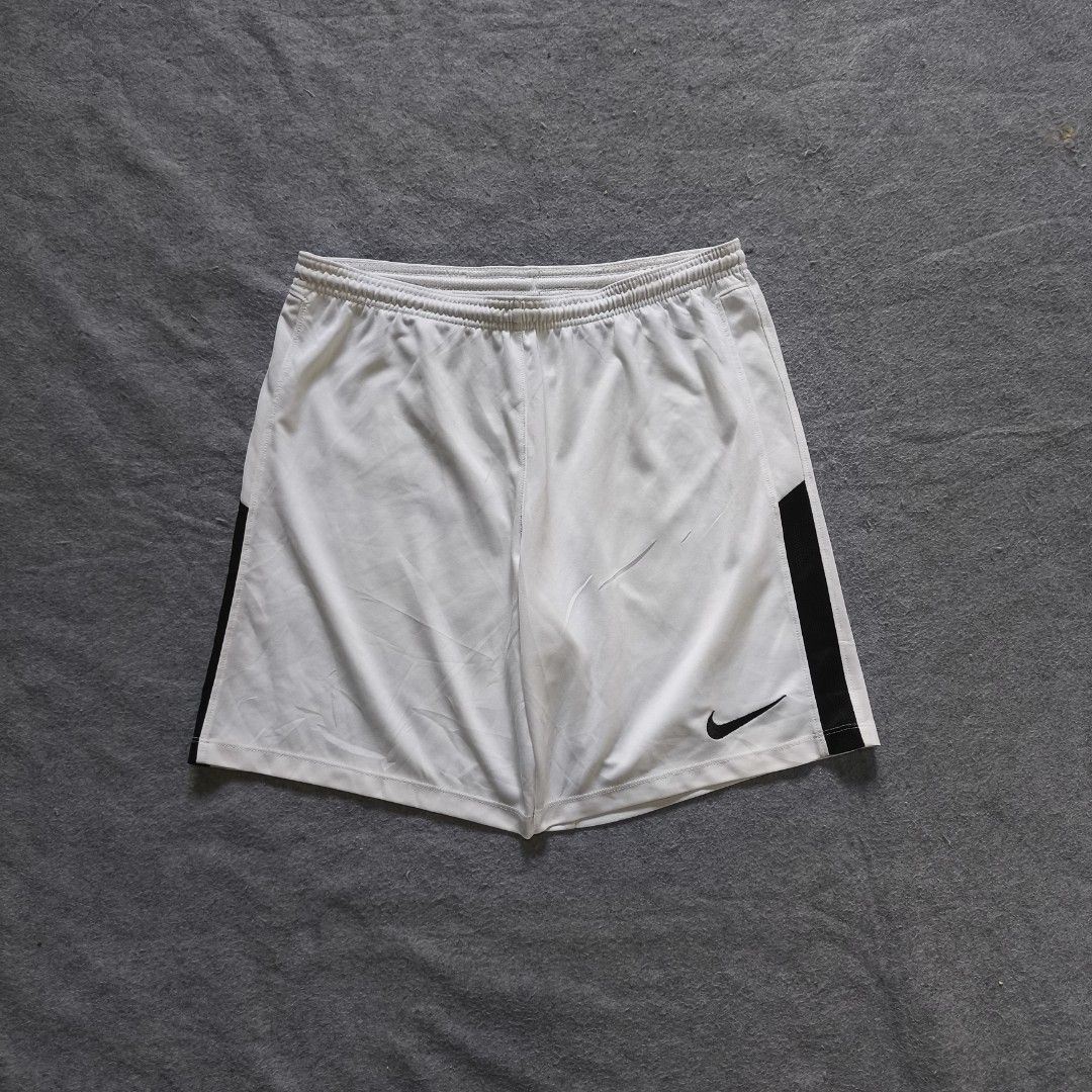 Nike Drifit Running Short (Category: Activewear) located in Manila. Submitted by shykes_26 (Listing ID 1462628713, Image 2). Description: Dimensions: Waist - 30-40 Length - 17 Leg open - 12 Issues: Washable yellow stain.
