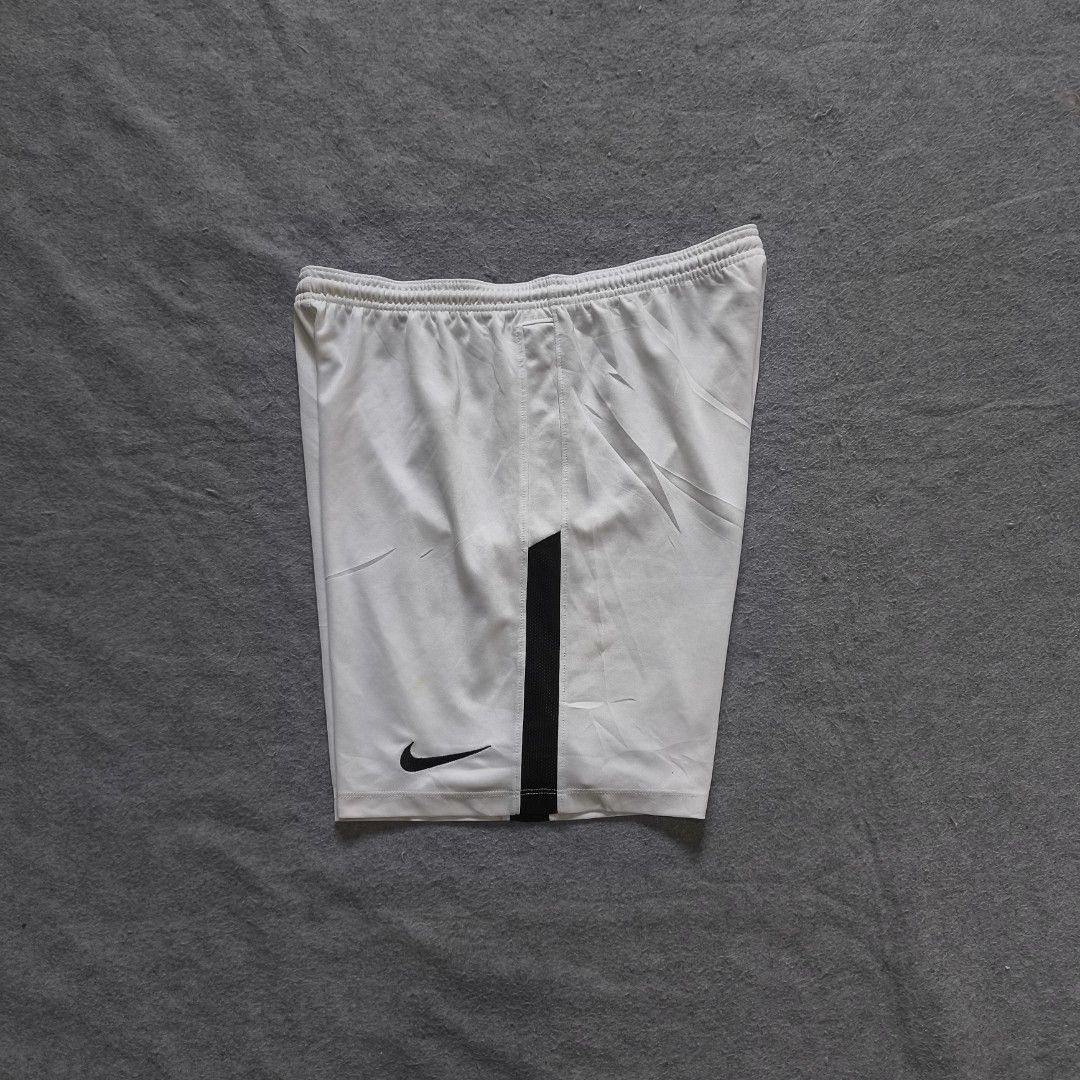 Nike Drifit Running Short (Category: Activewear) located in Manila. Submitted by shykes_26 (Listing ID 1462628713, Image 1). Description: Dimensions: Waist - 30-40 Length - 17 Leg open - 12 Issues: Washable yellow stain.