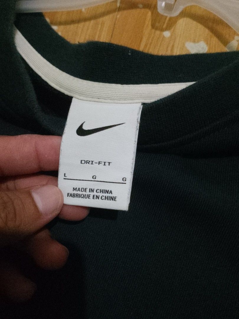Nike Dri-Fit Standard Issue Crewneck Sweatshirt (Category: Coats, Jackets and Outerwear) located in Marikina City. Submitted by geloboixxx (Listing ID 1462445520, Image 2). Description: - Nike sweatshirt - Dri-Fit material for performance and comfort - Standard Issue line: classic style meets modern tech - Engineered for sport, built for comfort - Size: Large (L) - Made in China.