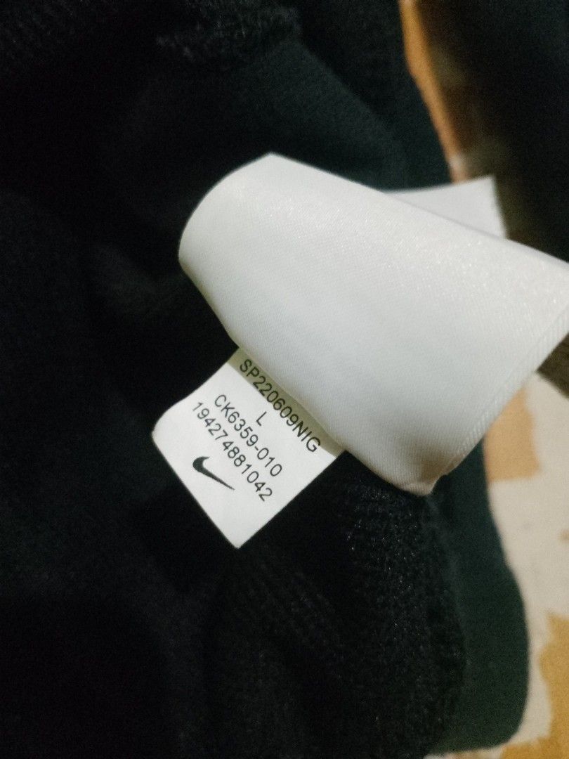 Nike Dri-Fit Standard Issue Crewneck Sweatshirt (Category: Coats, Jackets and Outerwear) located in Marikina City. Submitted by geloboixxx (Listing ID 1462445520, Image 3). Description: - Nike sweatshirt - Dri-Fit material for performance and comfort - Standard Issue line: classic style meets modern tech - Engineered for sport, built for comfort - Size: Large (L) - Made in China.