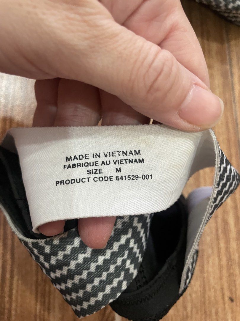 Nike Grip Socks/Footwear (Category: Sneakers) located in Mandaue City. Submitted by piacatrina08 (Listing ID 1462456581, Image 3). Description: - Authentic Nike - perfect for yoga, pilates, lagree - non-slip silicone soles .