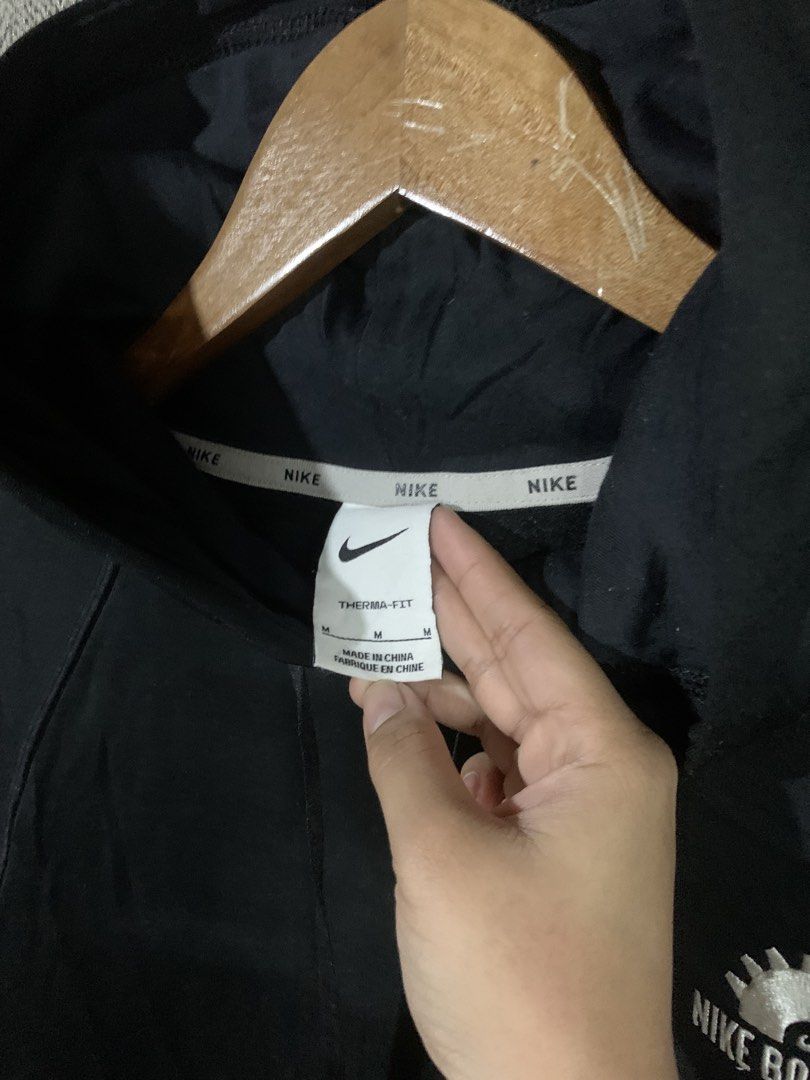 Nike hoodie pullover (Category: Coats, Jackets and Outerwear) located in Paranaque City. Submitted by thrift_in_the_hoods (Listing ID 1462650377, Image 3). Description: Dimes: 23x26 Size: Large Issue: None.