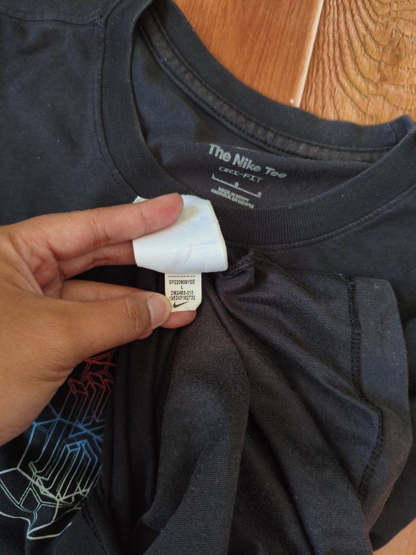 NIKE KYRIE IRVING T-SHIRT (Category: Tshirts & Polo Shirts ) located in Jiabong. Submitted by pwanad_thrifts (Listing ID 1462449353, Image 3). Description: NIKE KYRIE IRVING T-SHIRT Dimes: 21 x 27 Size: Large to XL Color rate: 9/10 No issue 💰 Price: 320 +sf.