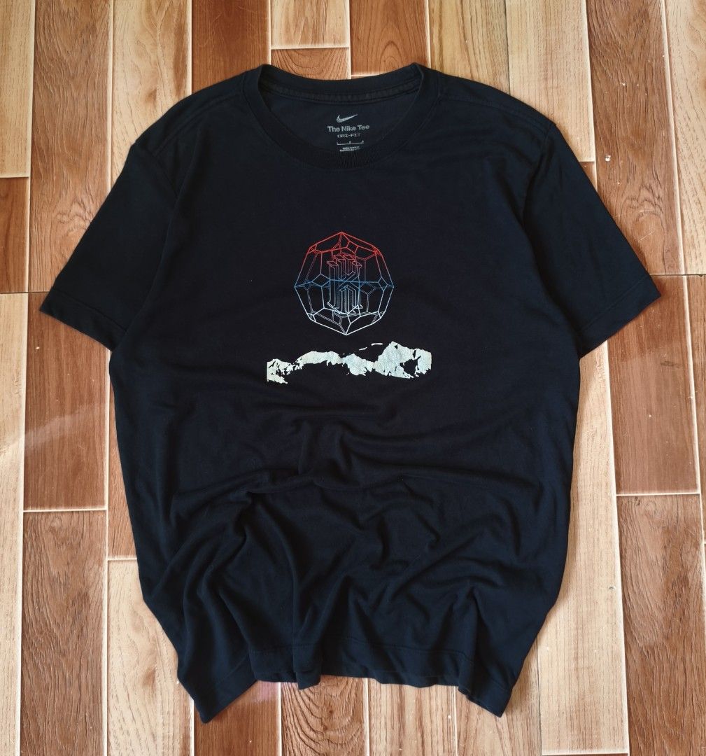 NIKE KYRIE IRVING T-SHIRT (Category: Tshirts & Polo Shirts ) located in Jiabong. Submitted by pwanad_thrifts (Listing ID 1462449353, Image 1). Description: NIKE KYRIE IRVING T-SHIRT Dimes: 21 x 27 Size: Large to XL Color rate: 9/10 No issue 💰 Price: 320 +sf.