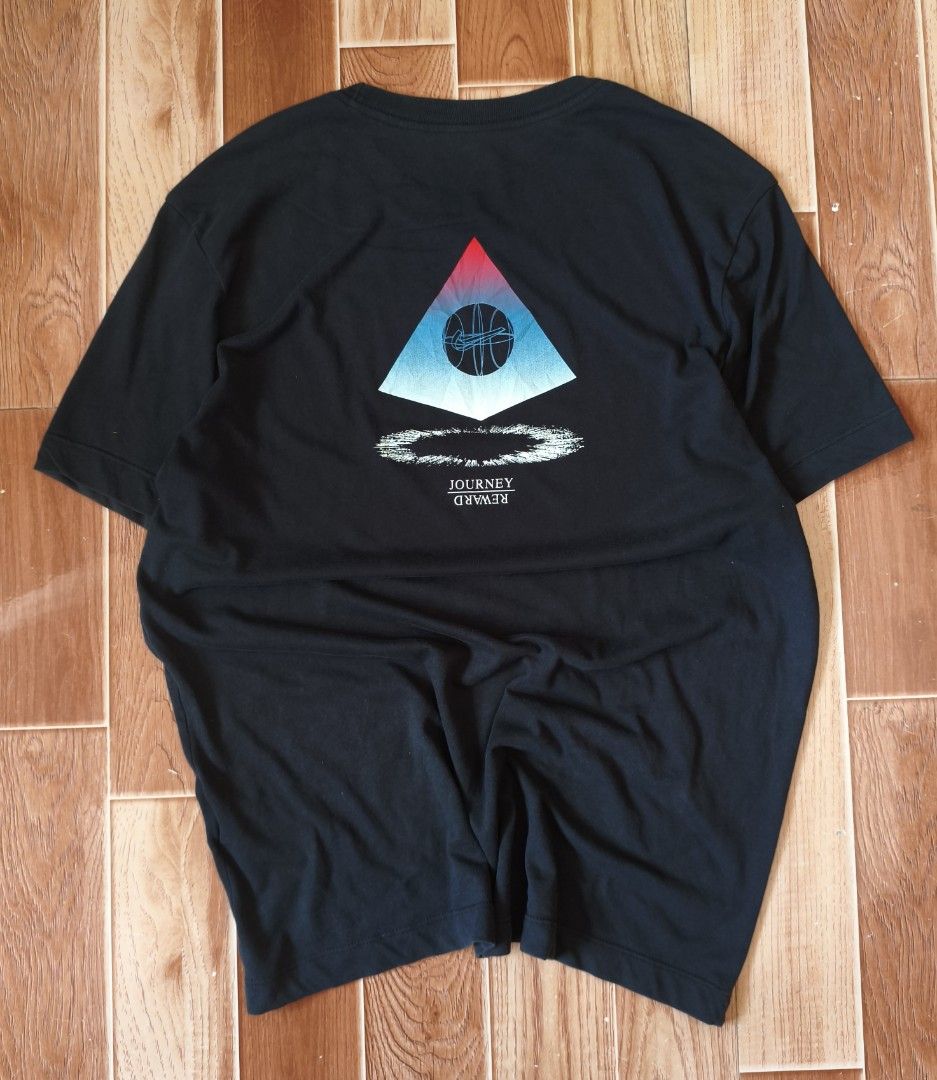 NIKE KYRIE IRVING T-SHIRT (Category: Tshirts & Polo Shirts ) located in Jiabong. Submitted by pwanad_thrifts (Listing ID 1462449353, Image 2). Description: NIKE KYRIE IRVING T-SHIRT Dimes: 21 x 27 Size: Large to XL Color rate: 9/10 No issue 💰 Price: 320 +sf.