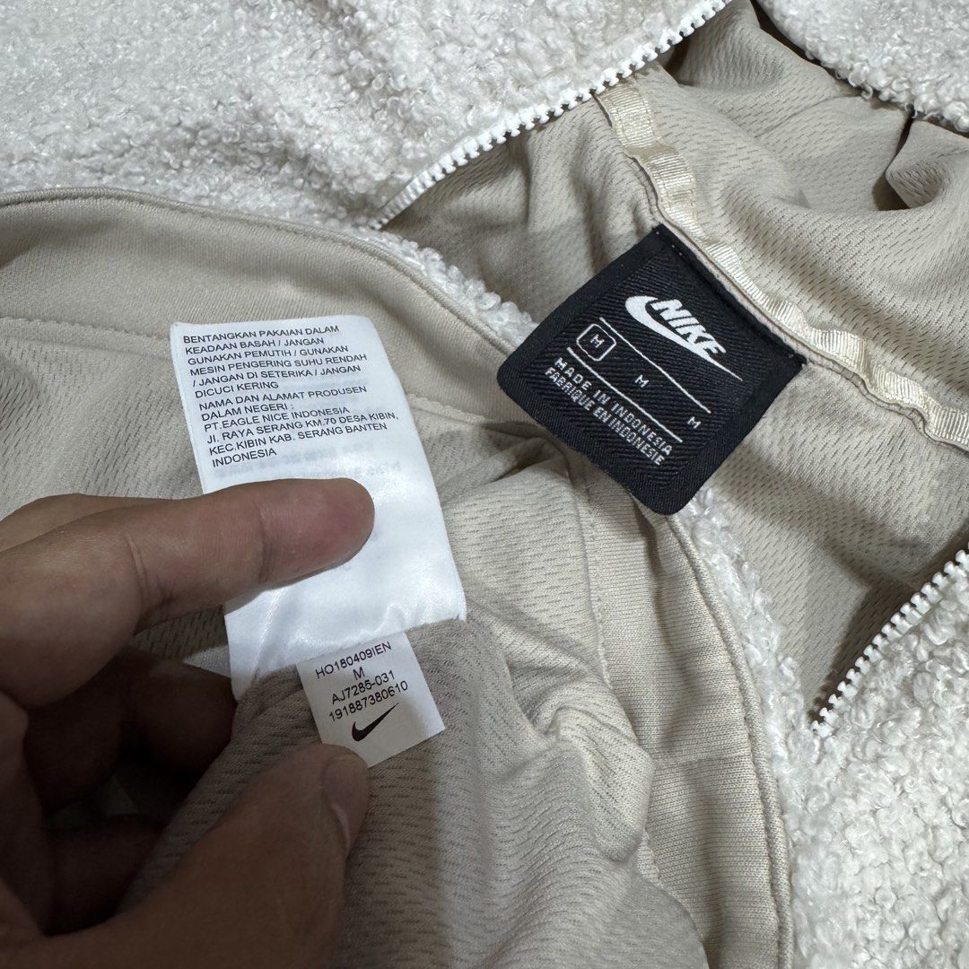 NIKE NSW SHERPA FLEECE JACKET (Category: Coats, Jackets and Outerwear) located in Pasig City. Submitted by buzzthrifty (Listing ID 1462619576, Image 3). Description: SIZE M-L 22x24 GOOD AS NEW .