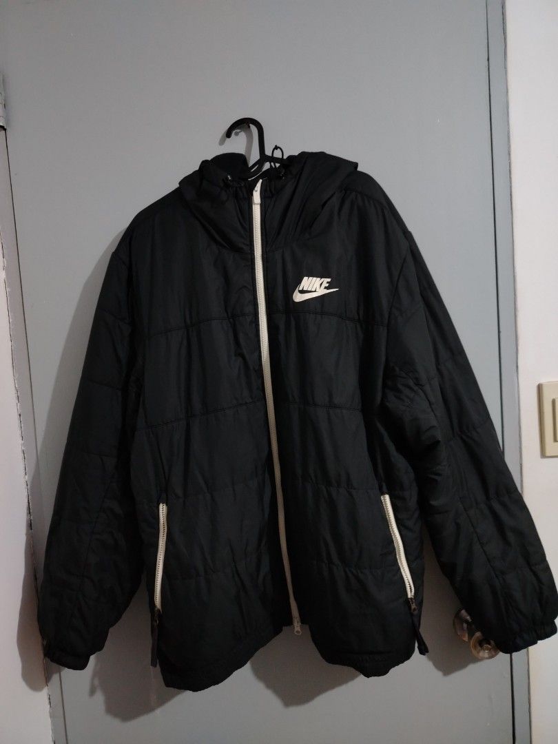 Nike Puffer Jacket Black Hooded (Category: Coats, Jackets and Outerwear) located in Bacoor. Submitted by joshuaie (Listing ID 1462505449, Image 1). Description: ➡️ XL in Size ➡️ Issue: very minimal crackprint on the logo ➡️ in good condition pm for more info Negotiable .