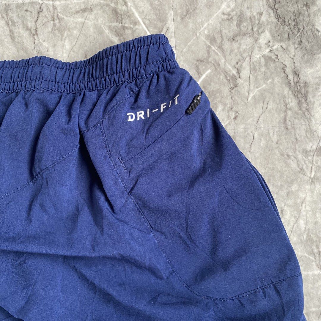Nike Running Short (Category: Shorts) located in Naga. Submitted by wanderingtreasures.ph1 (Listing ID 1462460305, Image 3). Description: Nike Mens Running Short Consition 8.5/10 Color rate 9.8/10 With inner cycling Medium fitting Waistline 28-30 / Length 15.5 Issue on inner (cut) php + sf 📩 📍Naga Cebu .