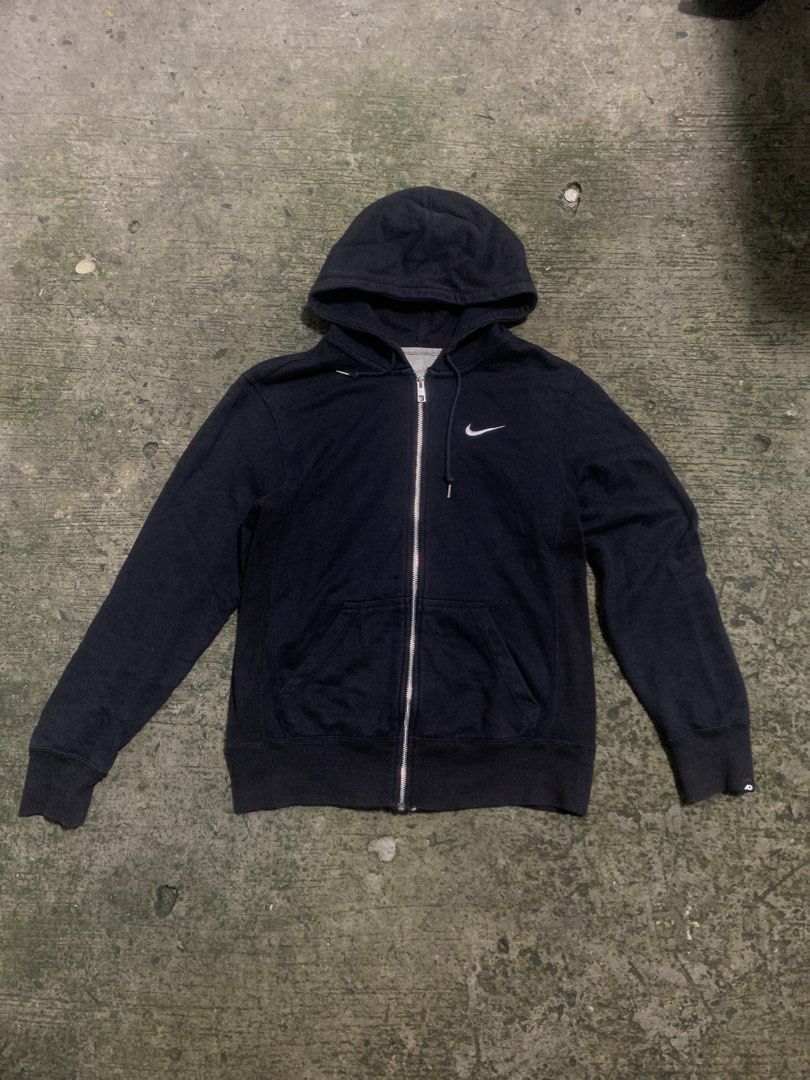 Nike side swoosh (Category: Hoodies) located in Agdangan. Submitted by daily_picks.276 (Listing ID 1462458010, Image 1). Description: Med on tag No issue need wash only Minimal scratch .