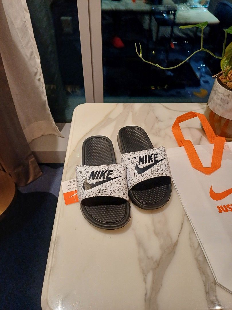 Nike Slides (Complete Box & Eco Bag) - Size 7, 8, 9 (Category: Slippers & Slides) located in Manila. Submitted by btcopfootwearph (Listing ID 1462526432, Image 1). Description: FOR SALE: Nike Slides • Color: white Dodli • Condition: Brand New (Bago / Never used) 📢 AVAILABLE SIZES (US Men's): • Size 7 • Size 8 • Size 9 ✨ INCLUSIONS: ✅ Brand New with Box ✅ Includes Nike Eco Bag Maganda ang kalidad, malambot sa paa, at swak na swak sa budget! Perfe
